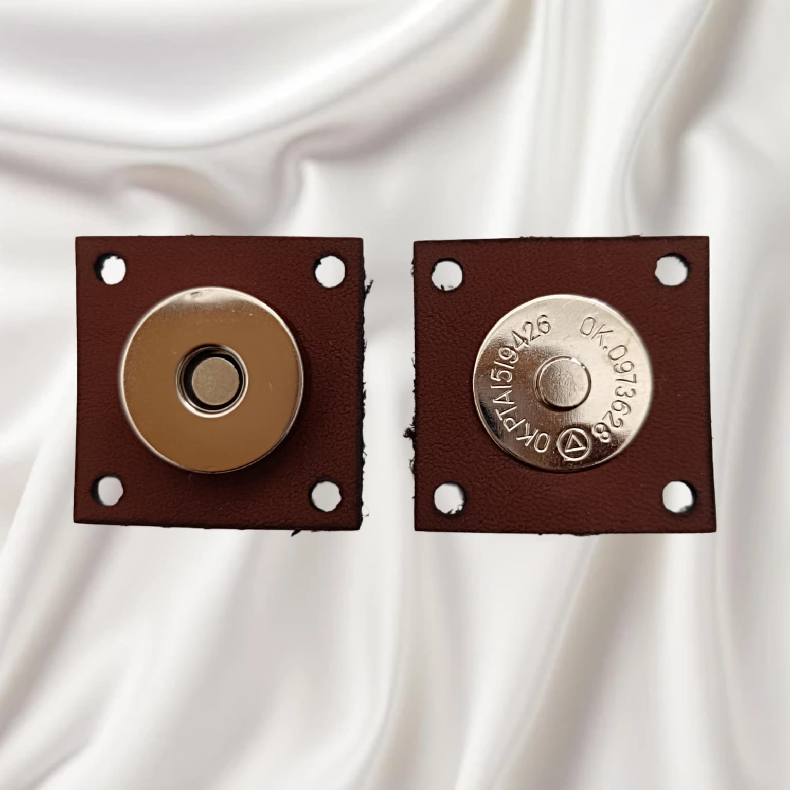 BROCHE IMANTADO CUADRADO